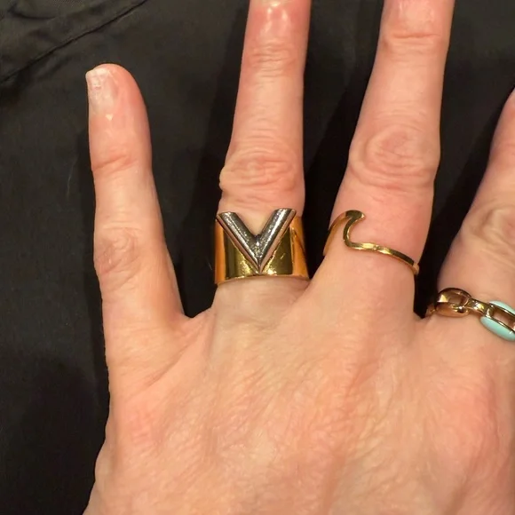 Louis Vuitton Essential V Ring Size 7/M - Picture 4 of 16